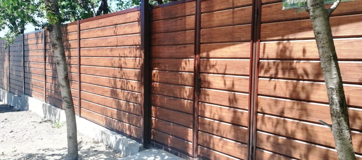 Забор из металлосайдинга ЕВРО-БРУС Каштан фото1 в Реутове