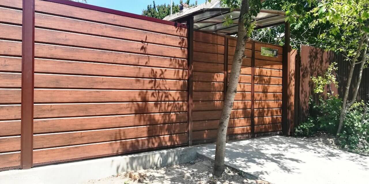 Забор из металлосайдинга ЕВРО-БРУС Каштан фото2 в Реутове