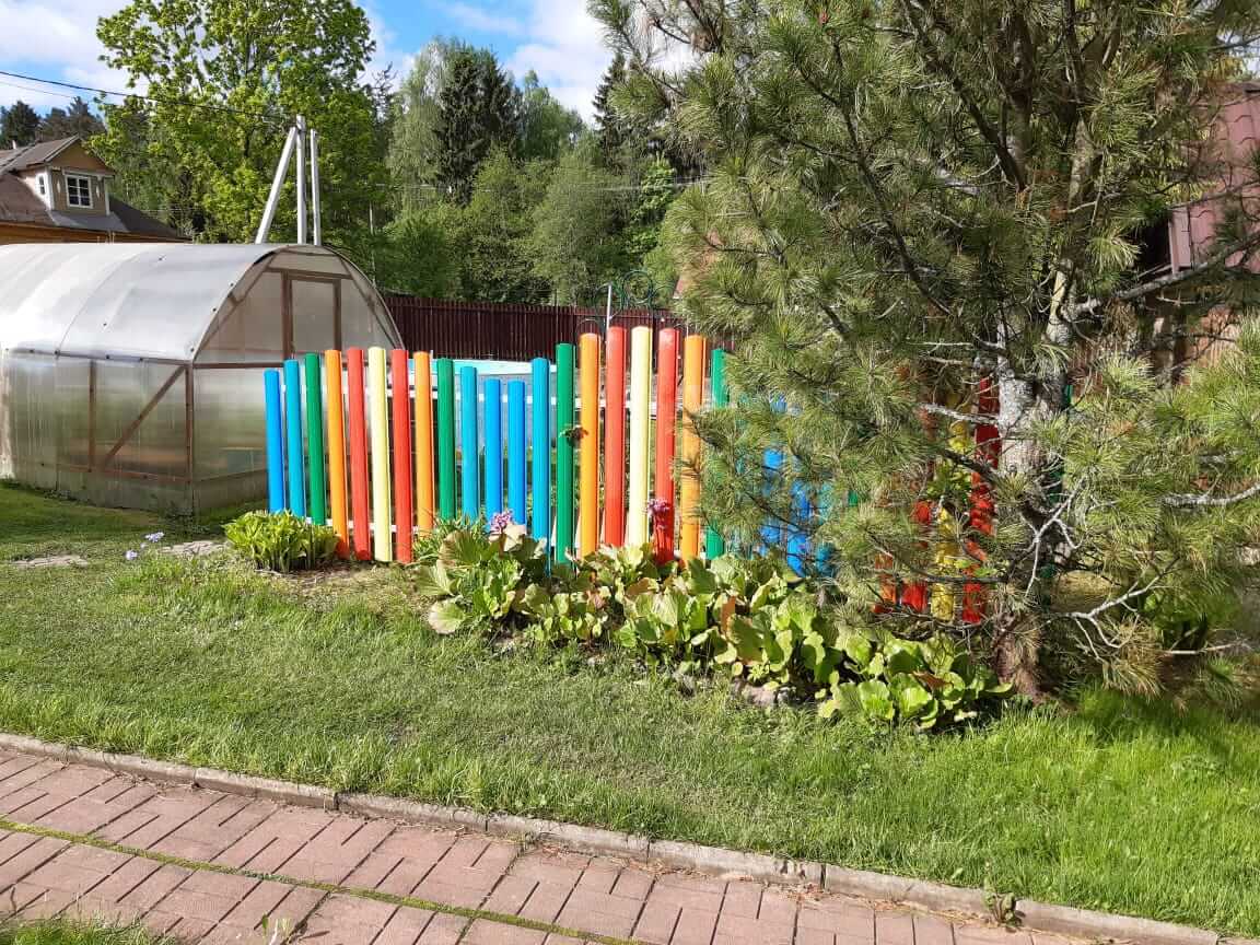 забор из разноцветного штакетника односторонний фото1 в Реутове