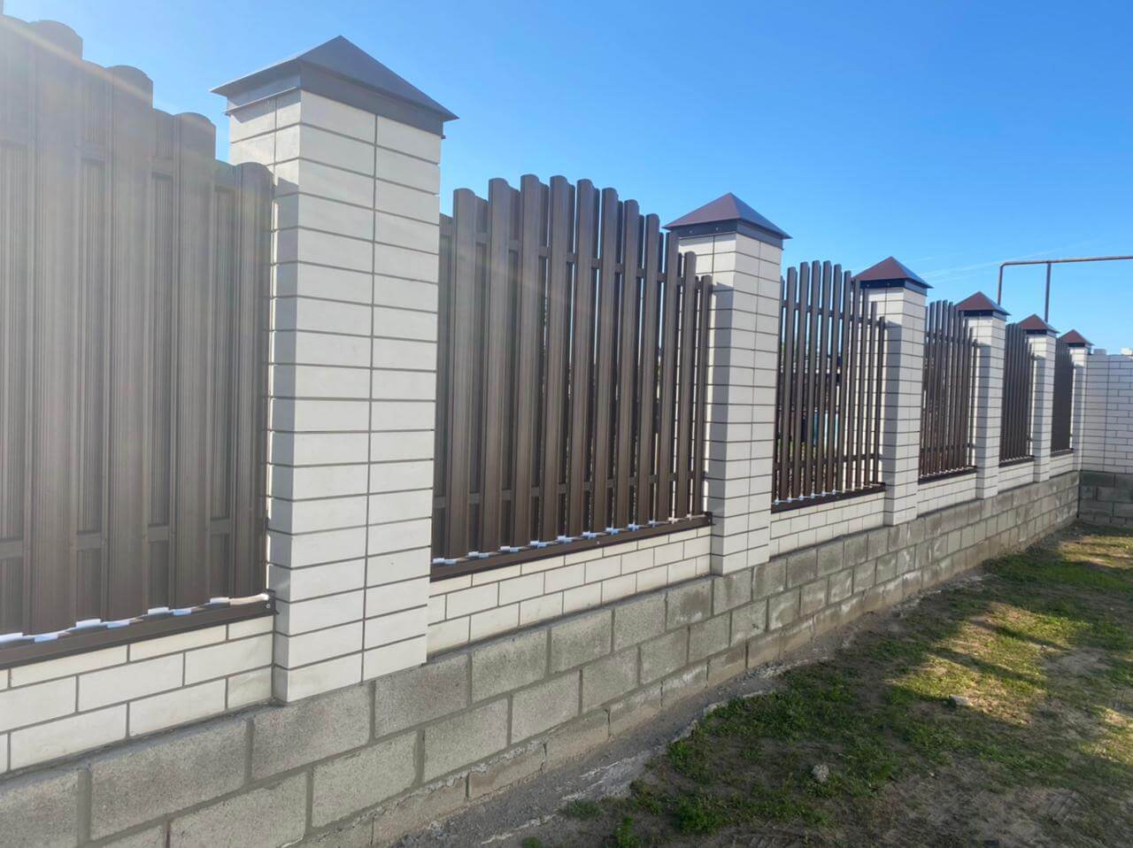 zabor-iz-shtaketnika-ral8017-shokolad-foto1 в Реутове