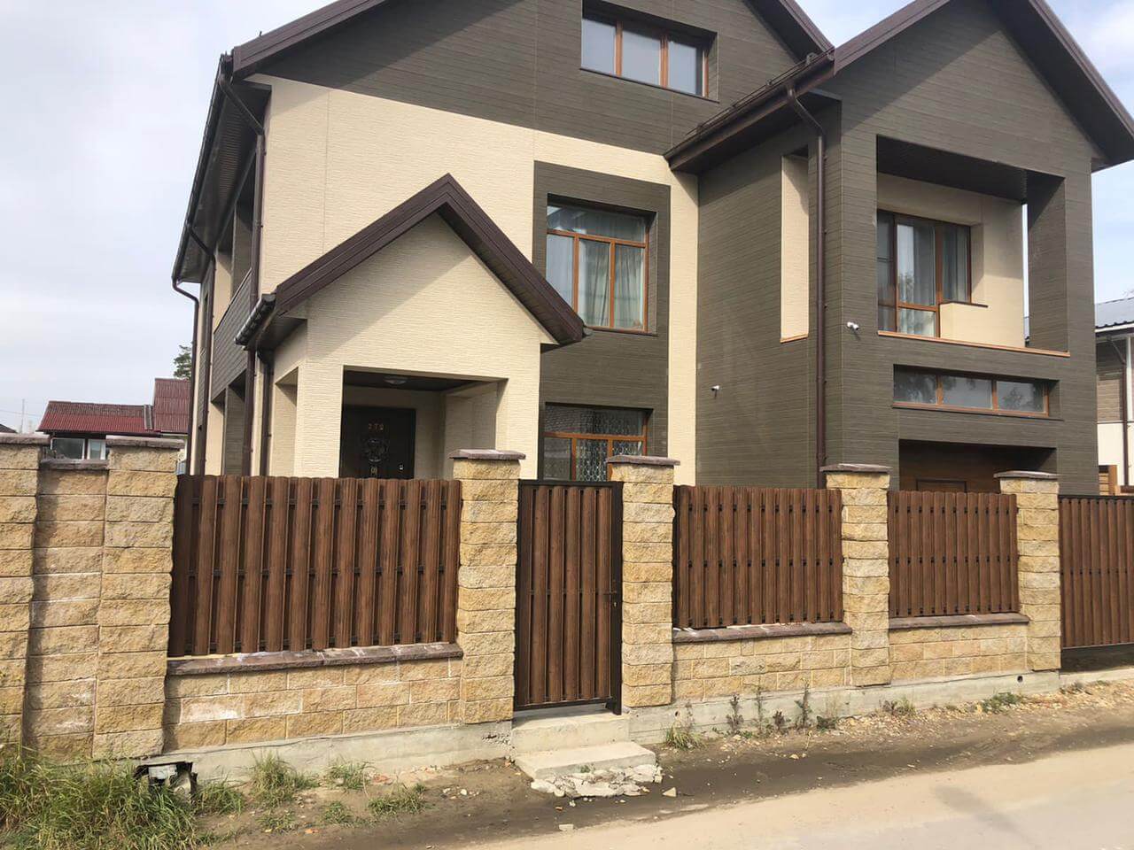 забор из штакетника каштан двухсторонний фото1 в Реутове