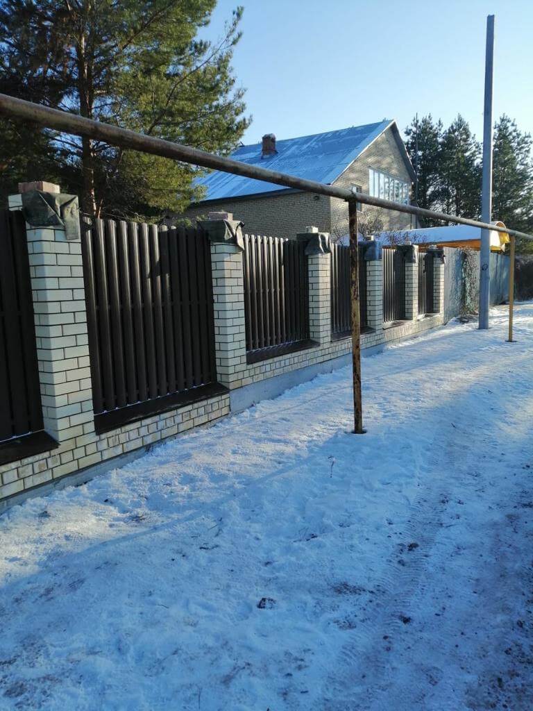 Забор из штакетника RAL8017 Шоколад в Реутове