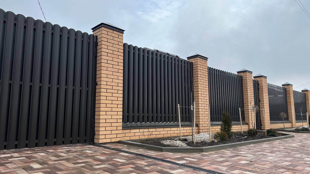 Забор из штакетника RAL8019 Темный Шоколад в Реутове
