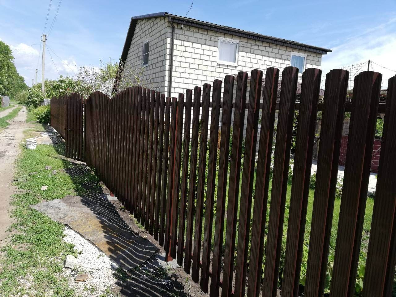 Забор из евроштакетника Плетенка 19м RAL8017 Шоколад в Реутове