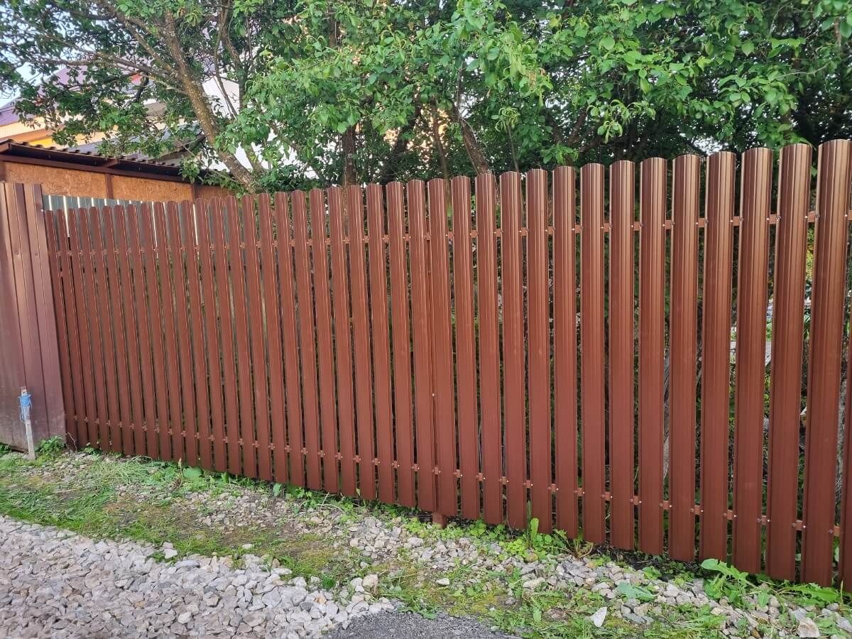 Забор из полукруглого штакетника 16м RAL8017/RAL8017 Шоколад 2-х сторонний в Реутове