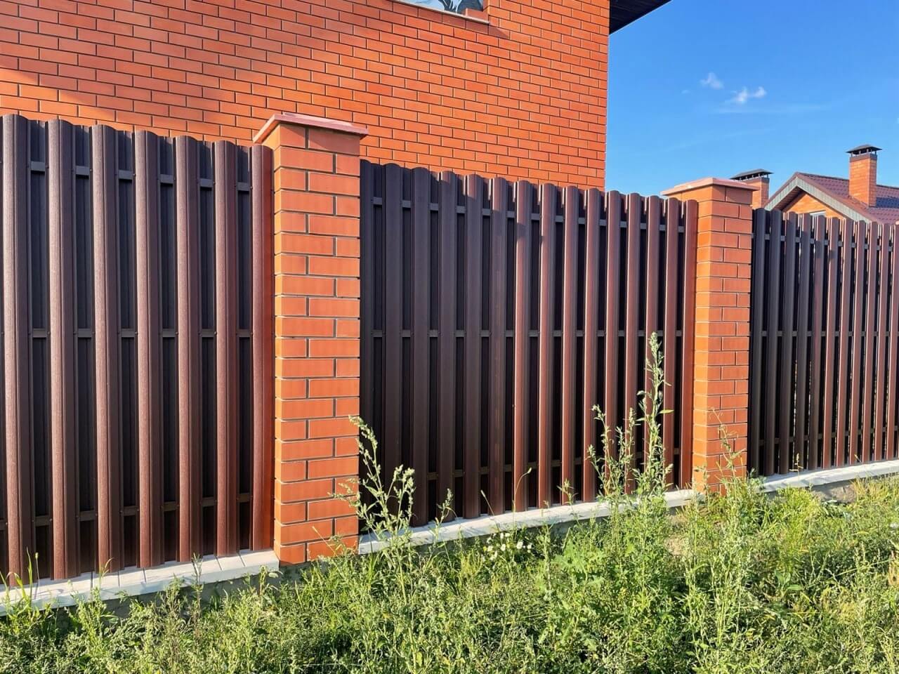 Забор из фигурного штакетника 23м RAL8017/8017 Шоколад двусторонний фото 3 в Реутове