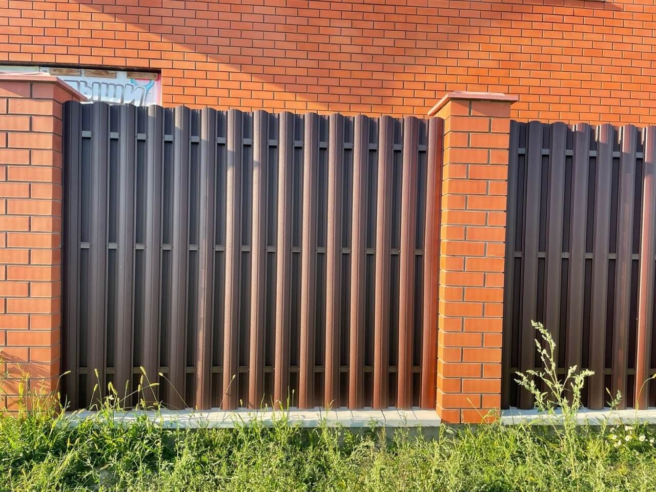 Забор из фигурного штакетника 23м RAL8017/8017 Шоколад двусторонний фото 1 в Реутове