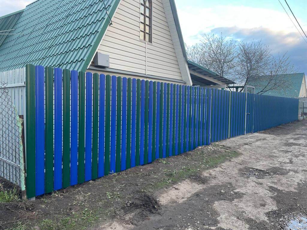 Забор из штакетника двух цветов 16м RAL6005 Зеленый Мох + RAL5002 Синий Ультрамарин фото 2 в Реутове