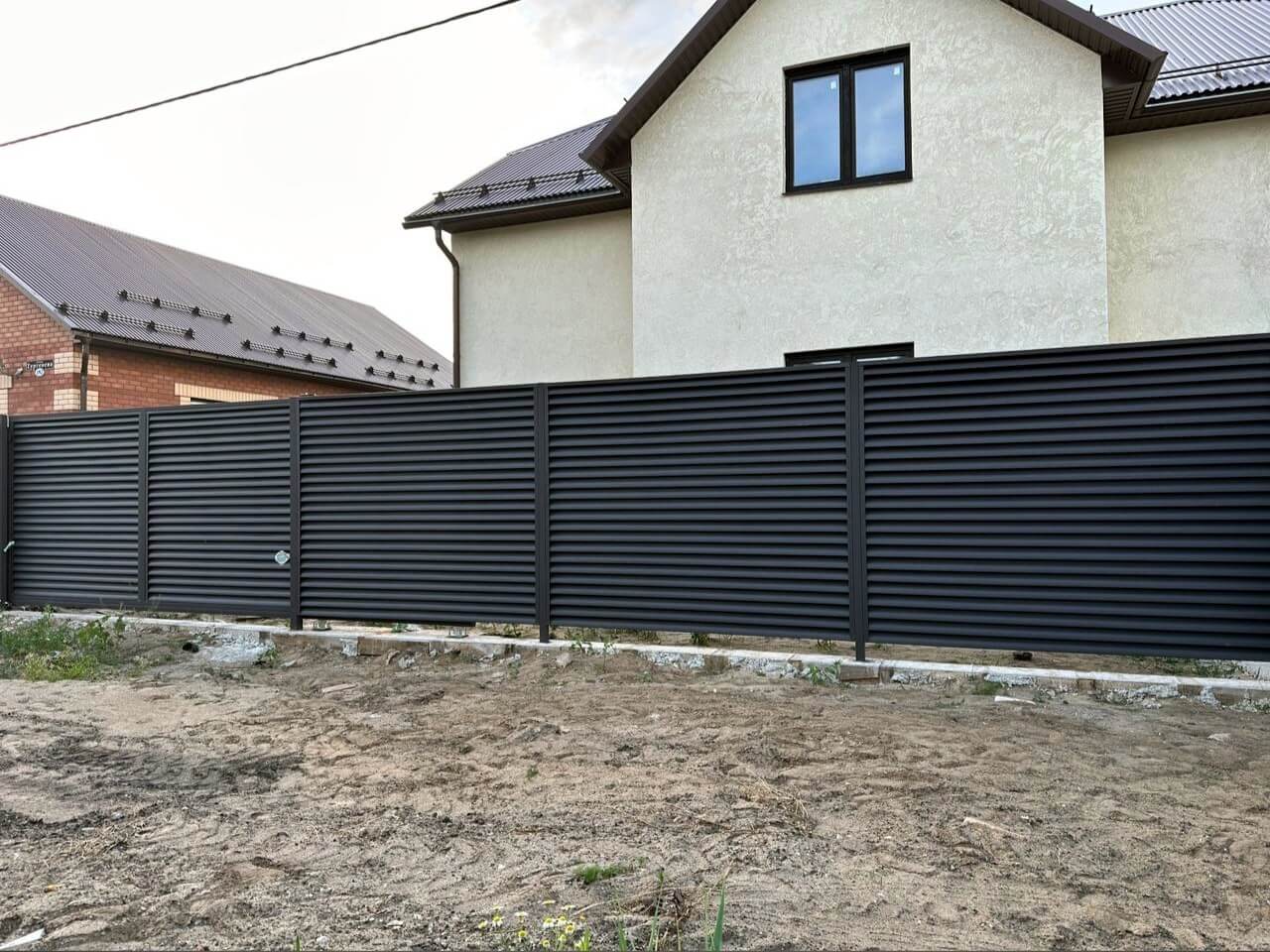 Забор с ламелями еврожалюзи 18м RAL8019/8019 Темный Шоколад МАТТЕ двусторонний фото 1 в Реутове