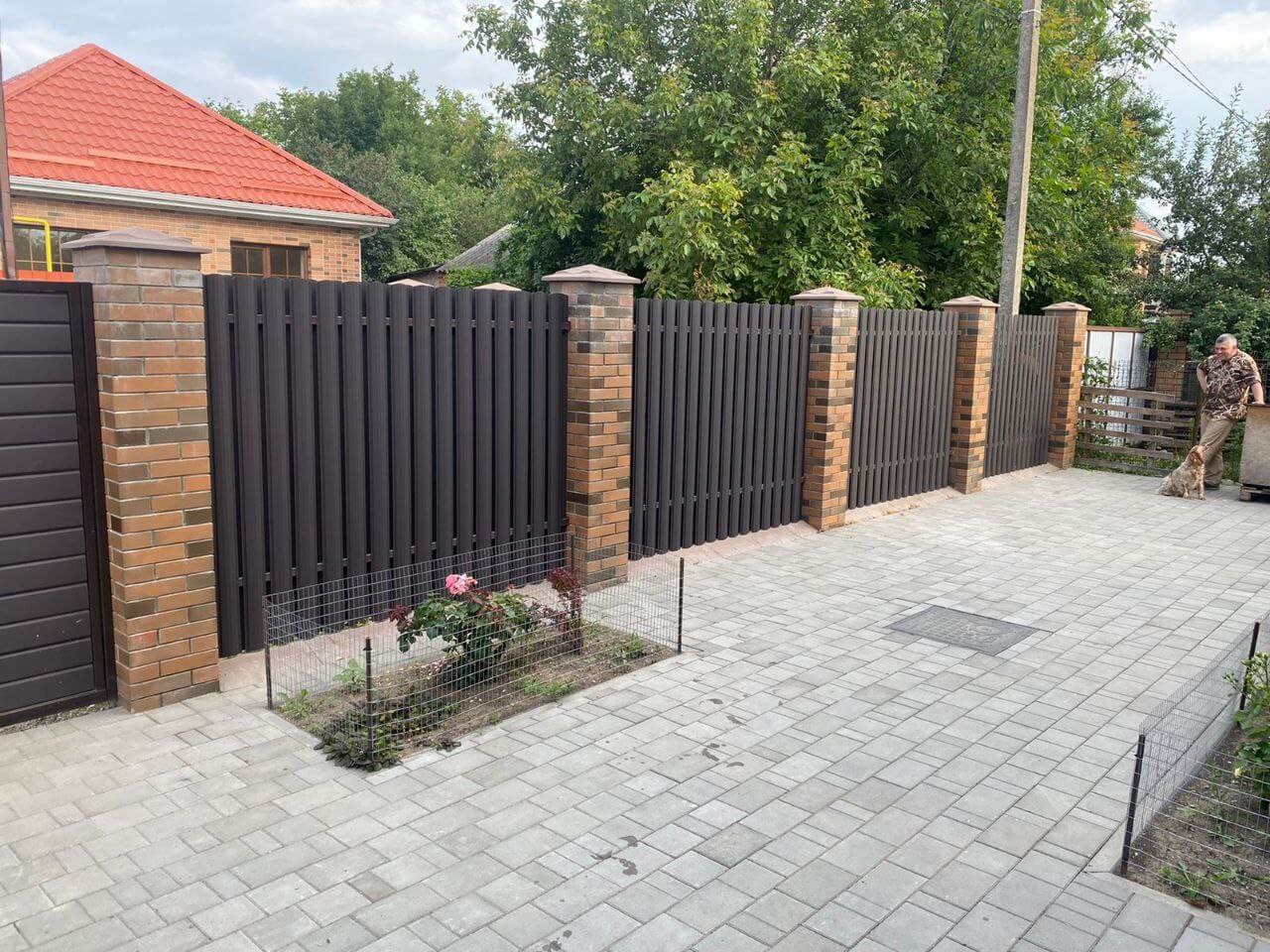 Забор из штакетника полукруглого 22м RAL8019 Темный Шоколад МАТТЕ фото 3 в Реутове
