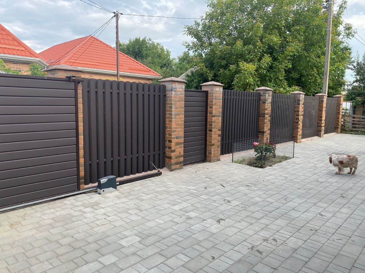 Забор из штакетника полукруглого 22м RAL8019 Темный Шоколад МАТТЕ фото 2 в Реутове