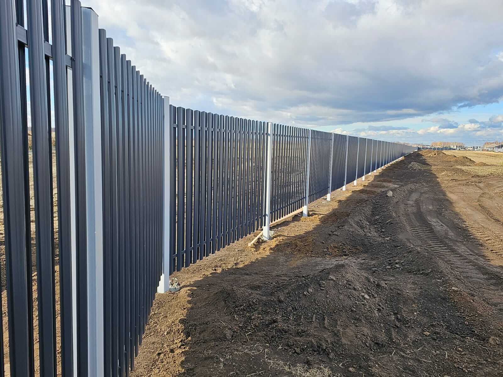 Забор из евроштакетника 234м RAL7024/7024 Серый Графит двусторонний фото 4 в Реутове