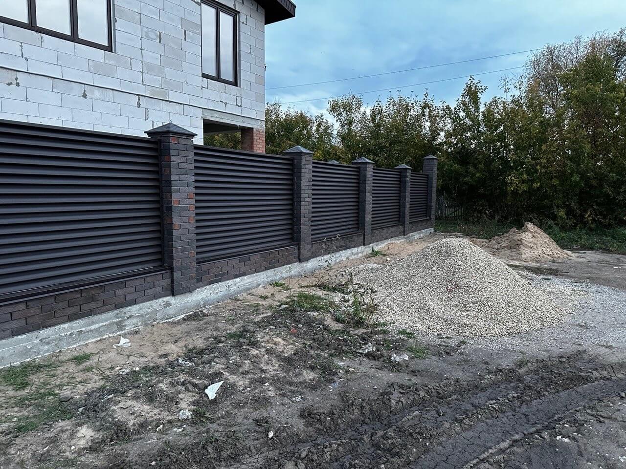 Забор из ламелей Еврожалюзи 38м RAL8019/8019 Темный Шоколад двусторонний MATTE фото 4 в Реутове
