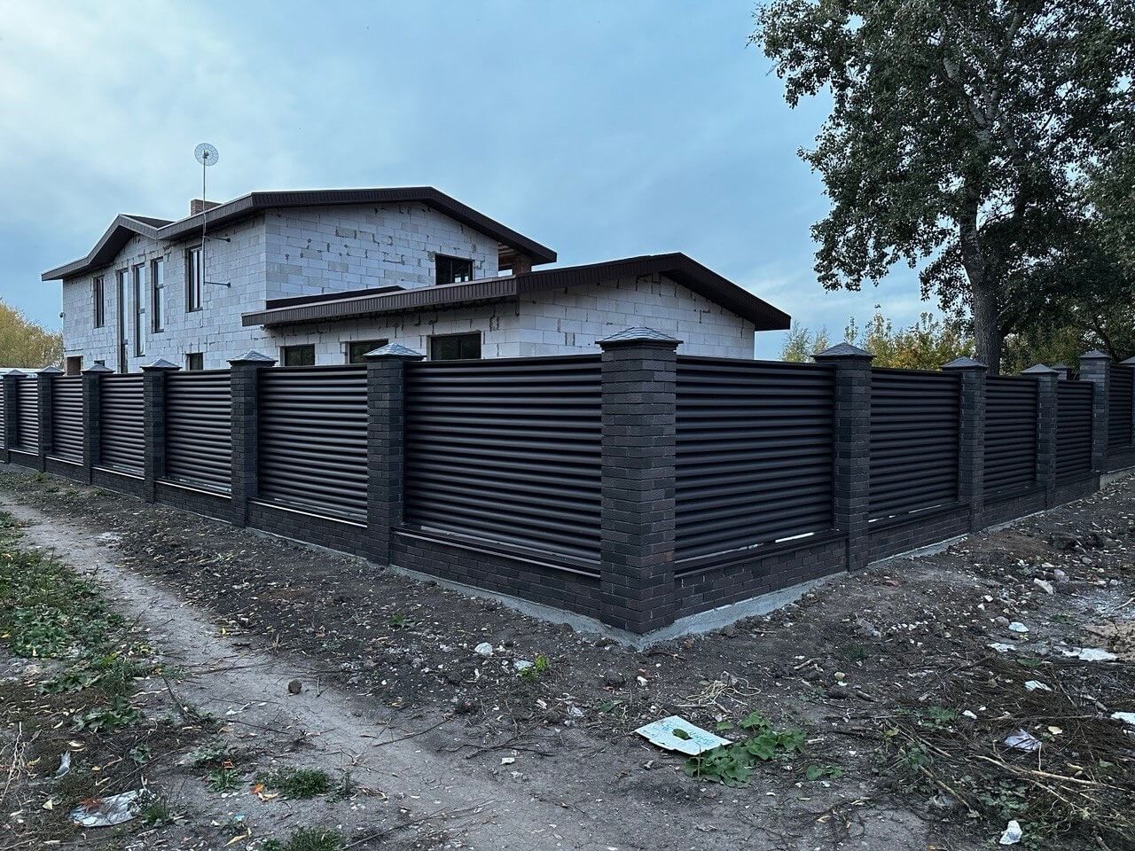 Забор из ламелей Еврожалюзи 38м RAL8019/8019 Темный Шоколад двусторонний MATTE фото 2 в Реутове