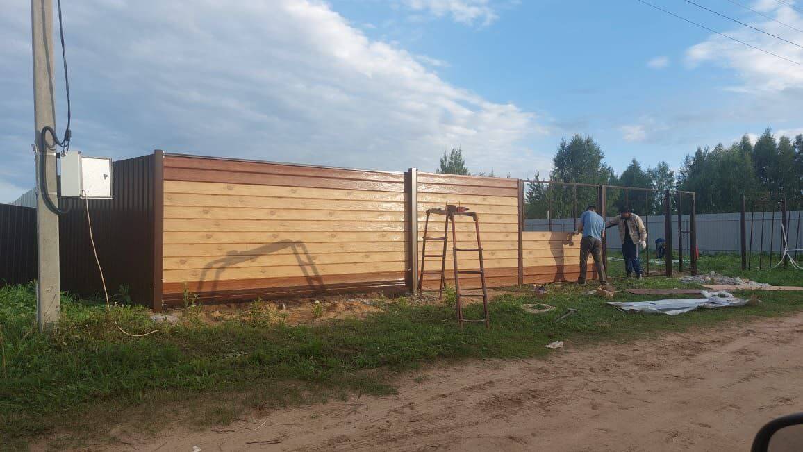 Забор из металлосайдинга Евро-Брус 34м Клен Светлый (SteelArt) + Темное Дерево (Printech) фото 1 в Реутове