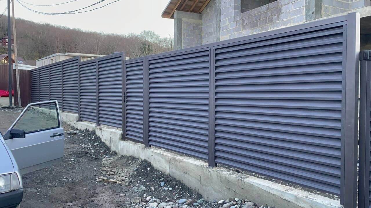 Забор-жалюзи из ламелей ЭКО-Z 54м RAL8019/8019 Темный Шоколад двусторонний в Реутове