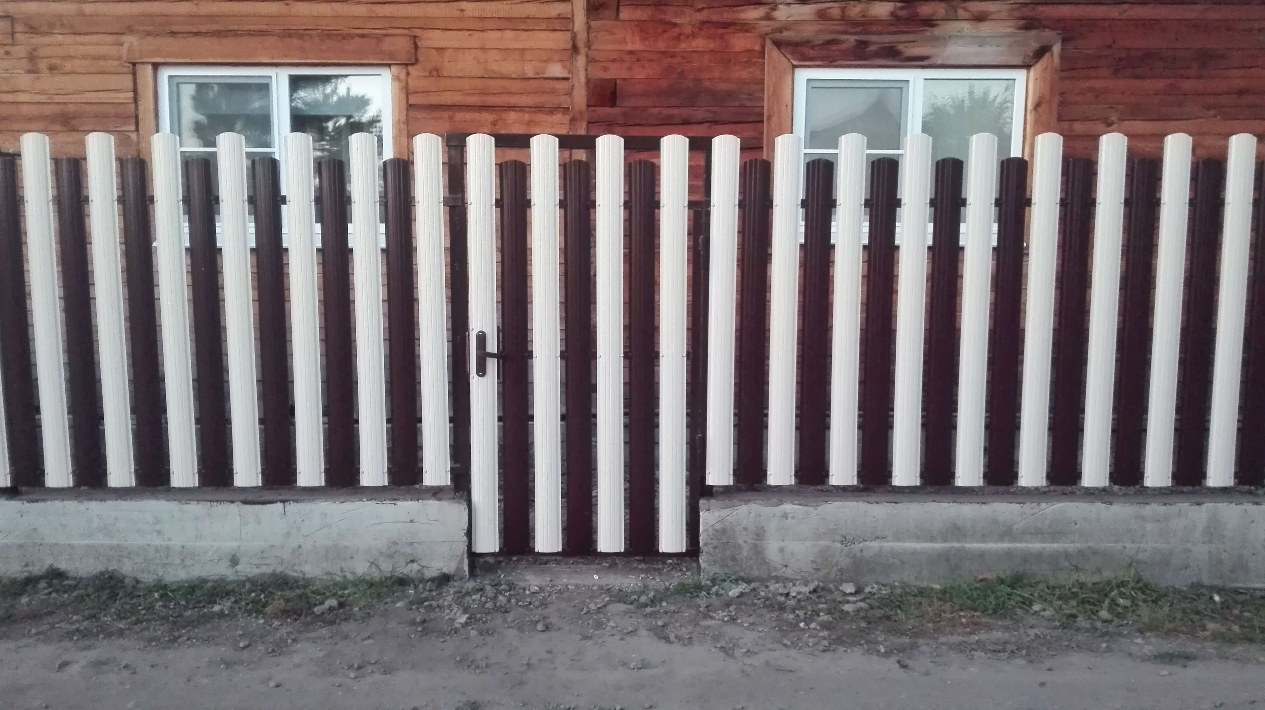 Двухцветный забор из евроштакетника 14м RAL8017 Шоколад + RAL9003 Белый в Реутове