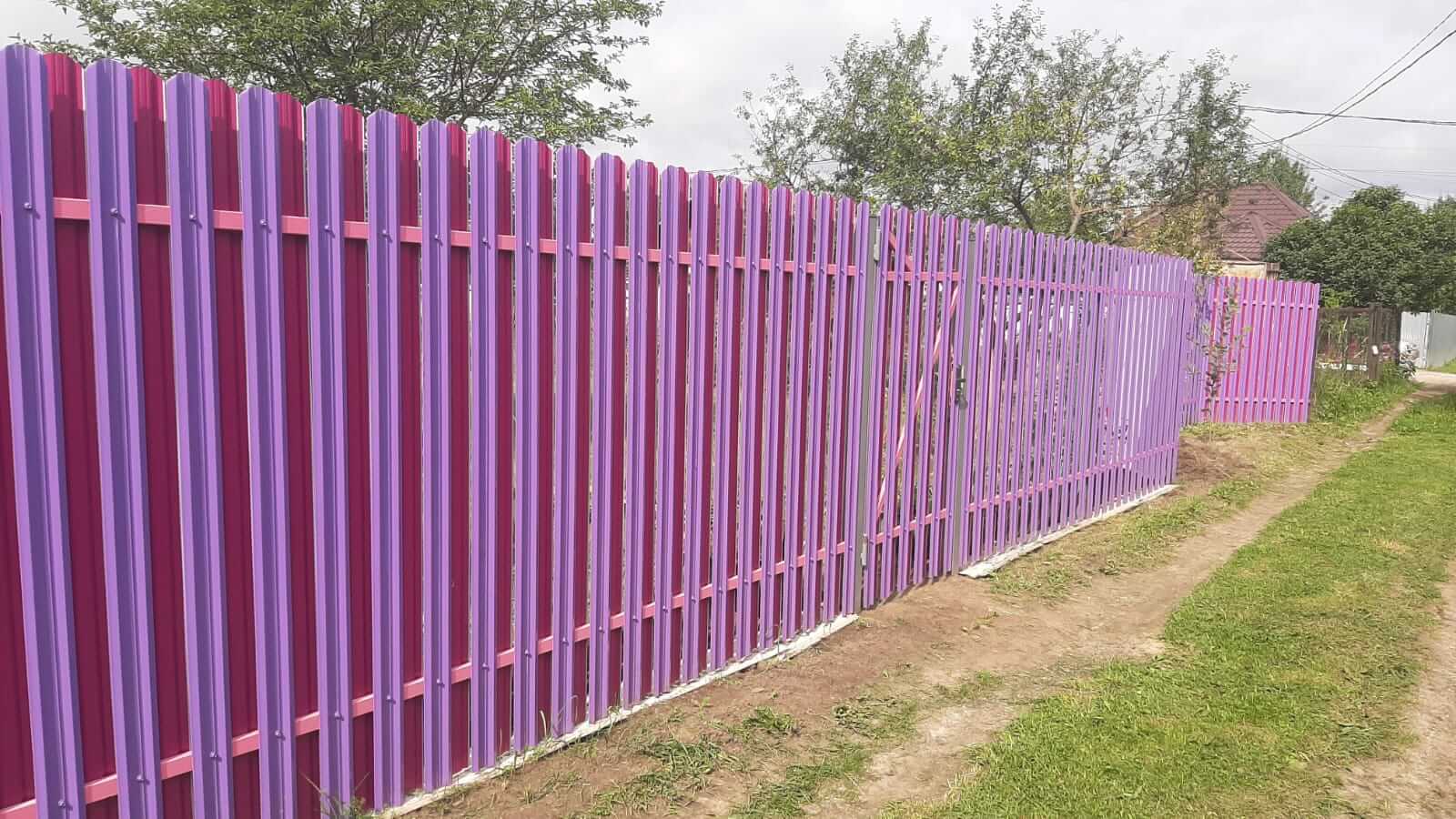 Двухцветный забор из евроштакетника 44м RAL4005 Сиреневый, RAL4006 Пурпурный фото 3 в Реутове