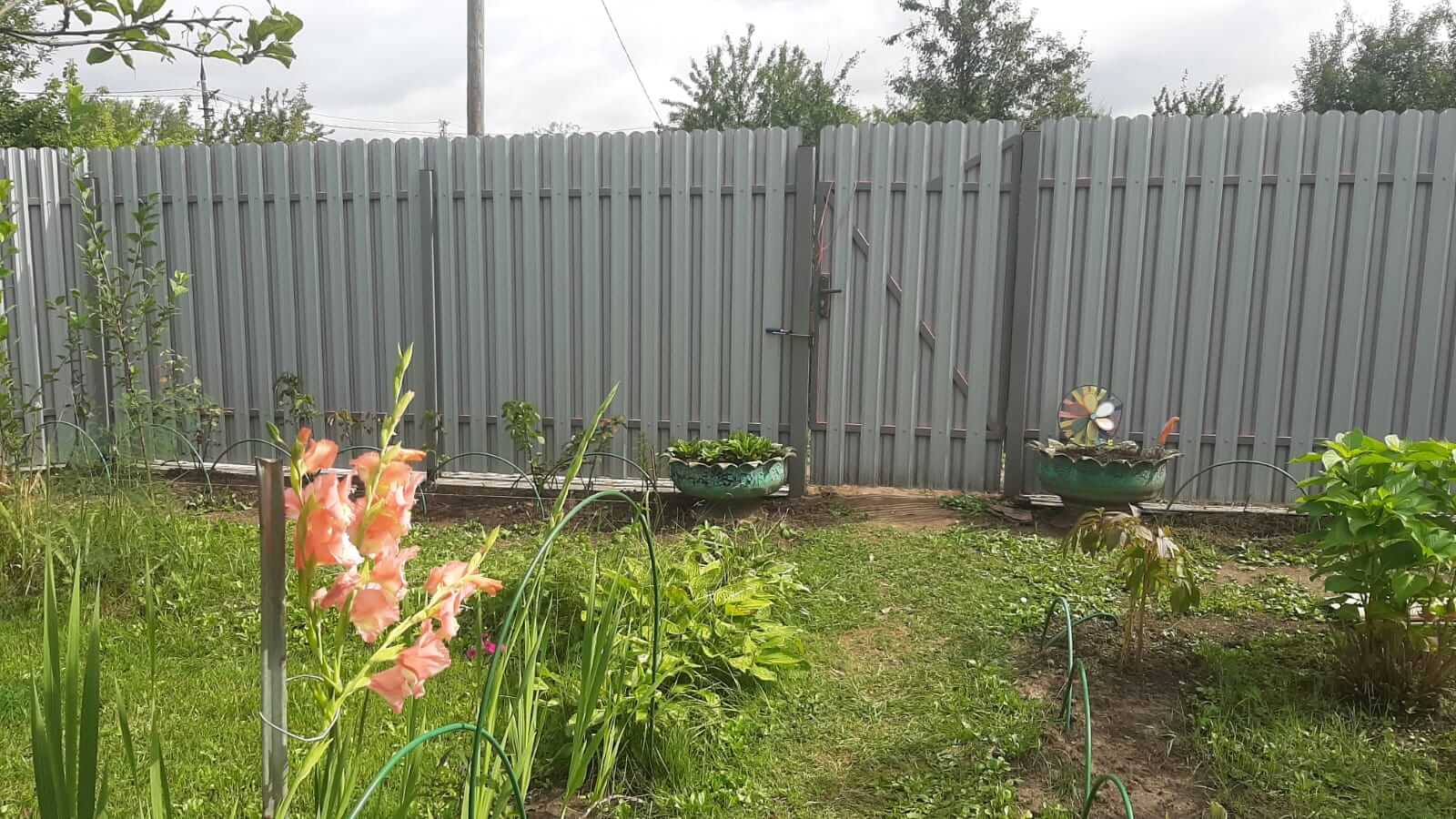 Двухцветный забор из евроштакетника 44м RAL4005 Сиреневый, RAL4006 Пурпурный фото 1 в Реутове
