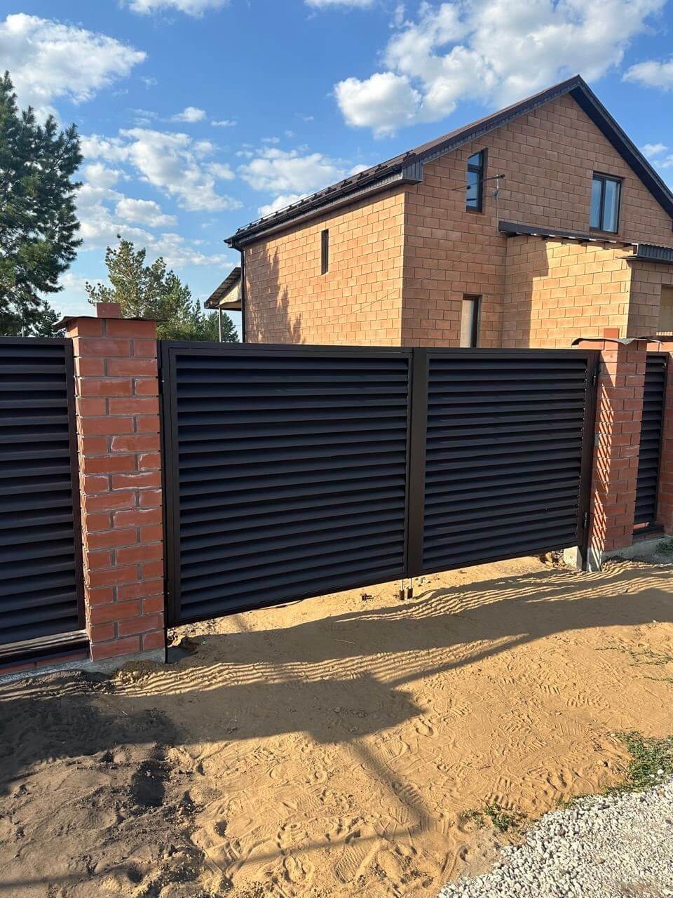 Забор-жалюзи из ламелей Еврожалюзи 38м RAL8019 Темный Шоколад МАТТЕ фото 4 в Реутове