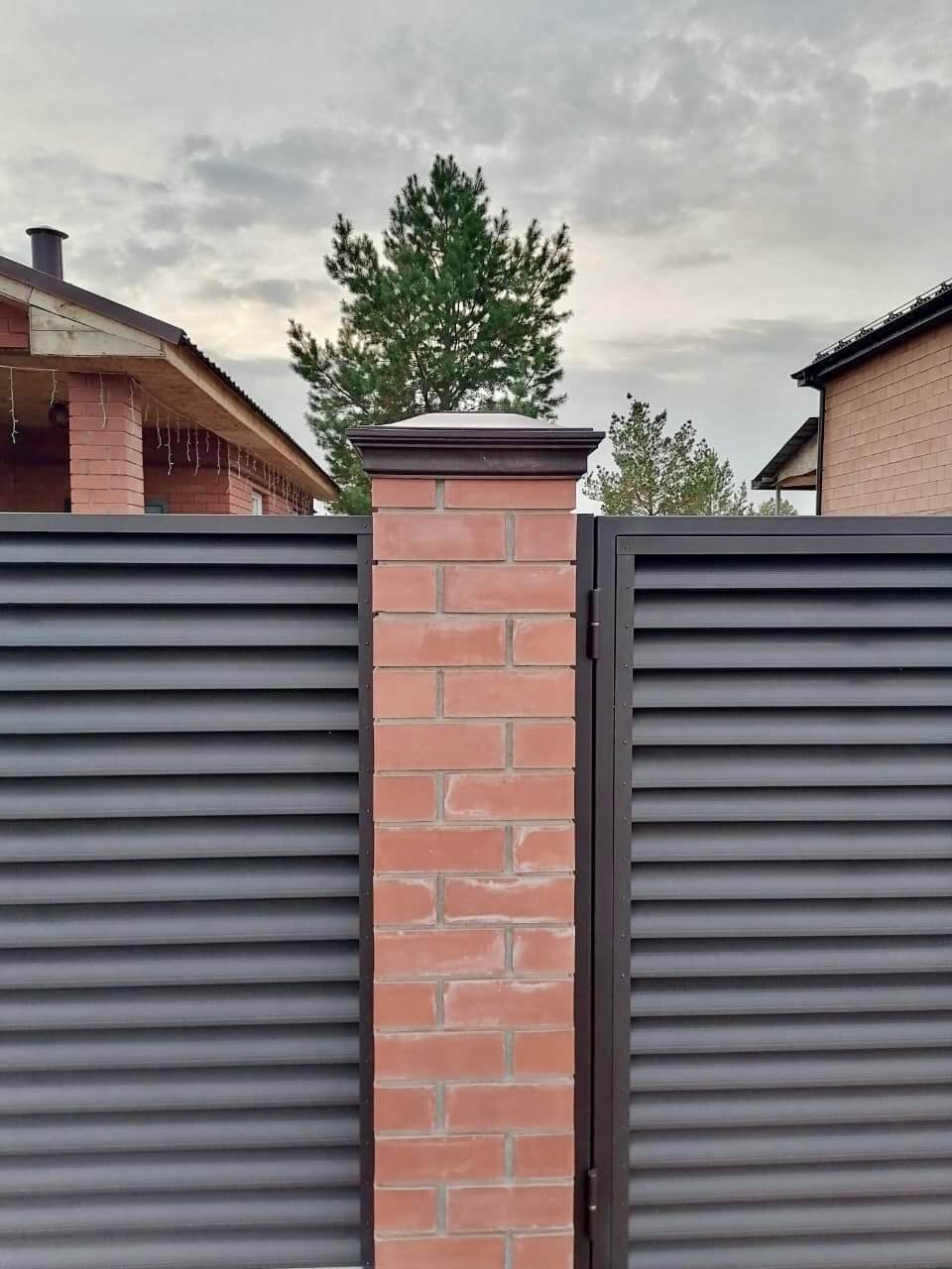 Забор-жалюзи из ламелей Еврожалюзи 38м RAL8019 Темный Шоколад МАТТЕ фото 2 в Реутове