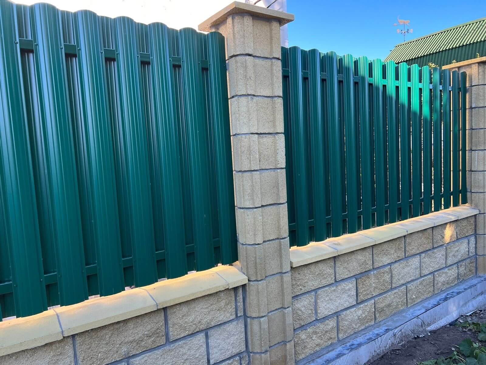 Забор из евроштакетника 22м RAL6005/6005 Зеленый Мох двусторонний фото 1 в Реутове