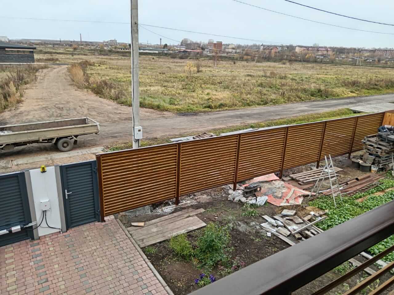 Забор-жалюзи 12м + балконное ограждение из ламелей Еврожалюзи Орех Миланский 3D Принтек фото 2 в Реутове
