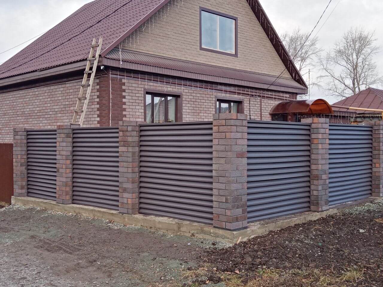 Забор-жалюзи из ламелей ЭКО-Z-US (усиленные) 30м RAL8019/8019 Темный Шоколад двусторонний МАТТЕ фото 3 в Реутове