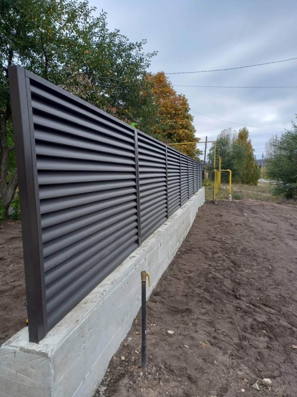Забор из ламелей еврожалюзи 34м RAL8019/8019 Темный Шоколад двусторонний МАТТЕ фото 3 в Реутове