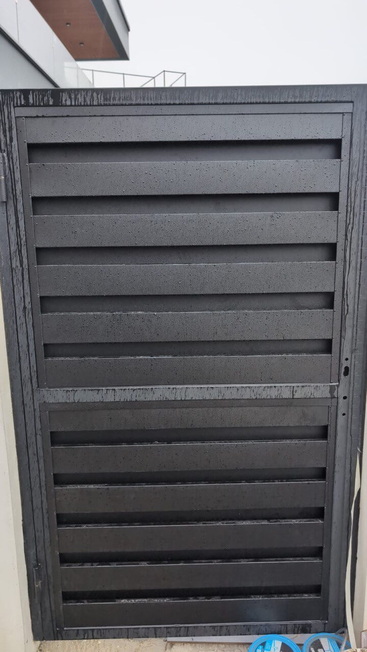 Откатные ворота с калиткой из металлопланкена RAL9005/9005 Черный двусторонний МАТТЕ фото 3 в Реутове