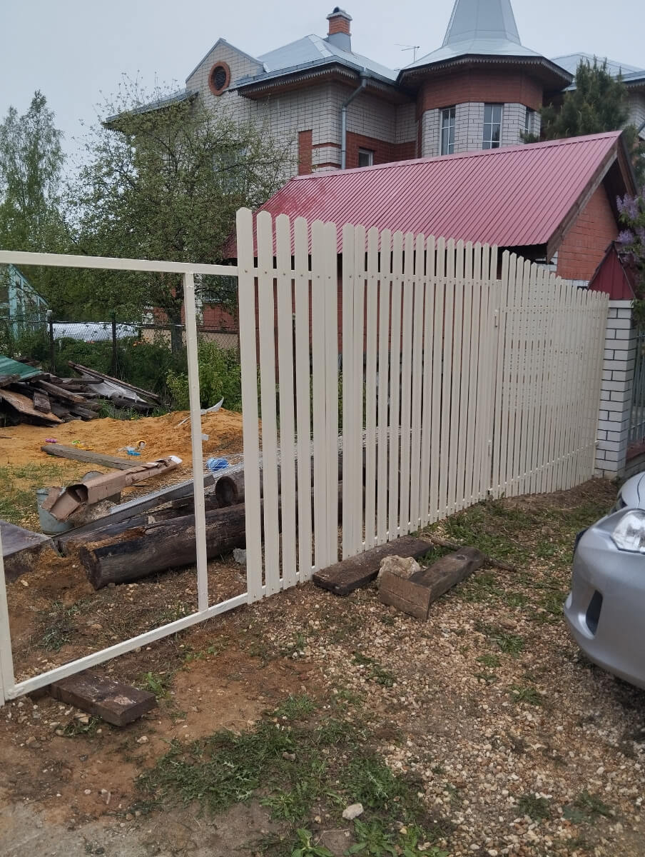 Забор из евроштакетника 9м RAL1015/1015 Слоновая Кость двусторонний фото 4 в Реутове