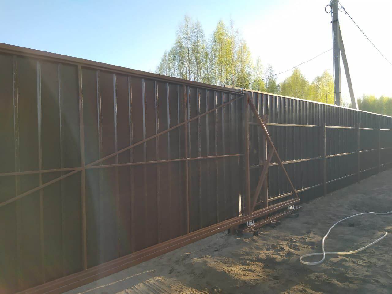Забор из металлосайдинга ЕВРО-БРУС 25м Темный Каштан 3D Принтек фото 4 в Реутове