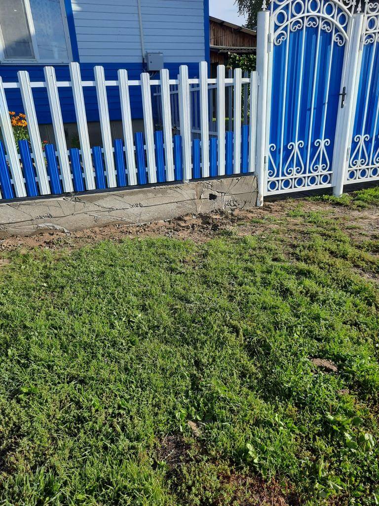 Забор из евроштакетника 14м RAL9003 Белый, RAL5005 Синий Сигнал фото 2 в Реутове