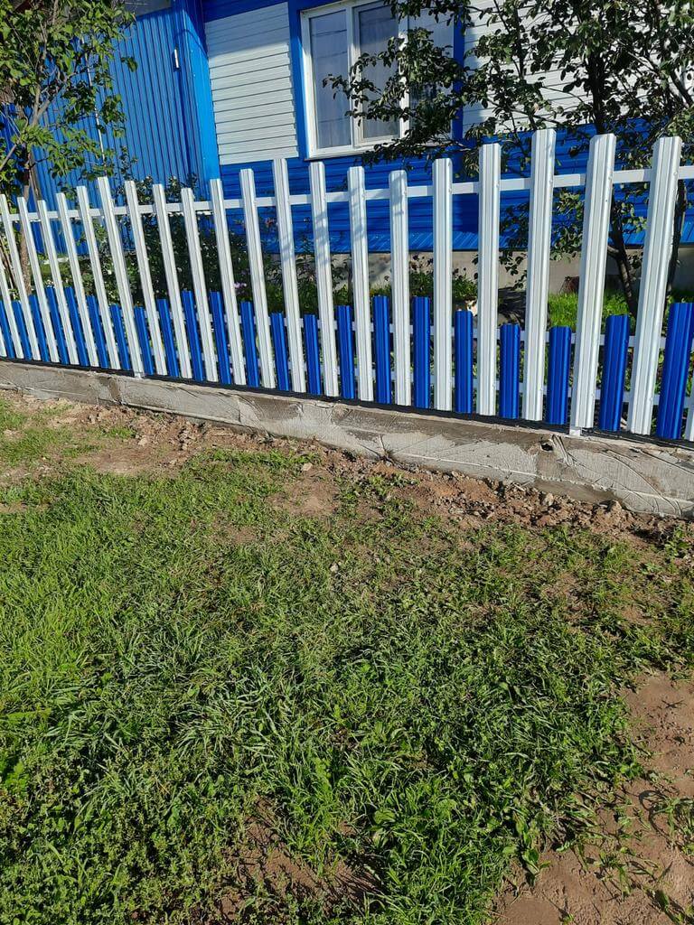 Забор из евроштакетника 14м RAL9003 Белый, RAL5005 Синий Сигнал фото 1 в Реутове