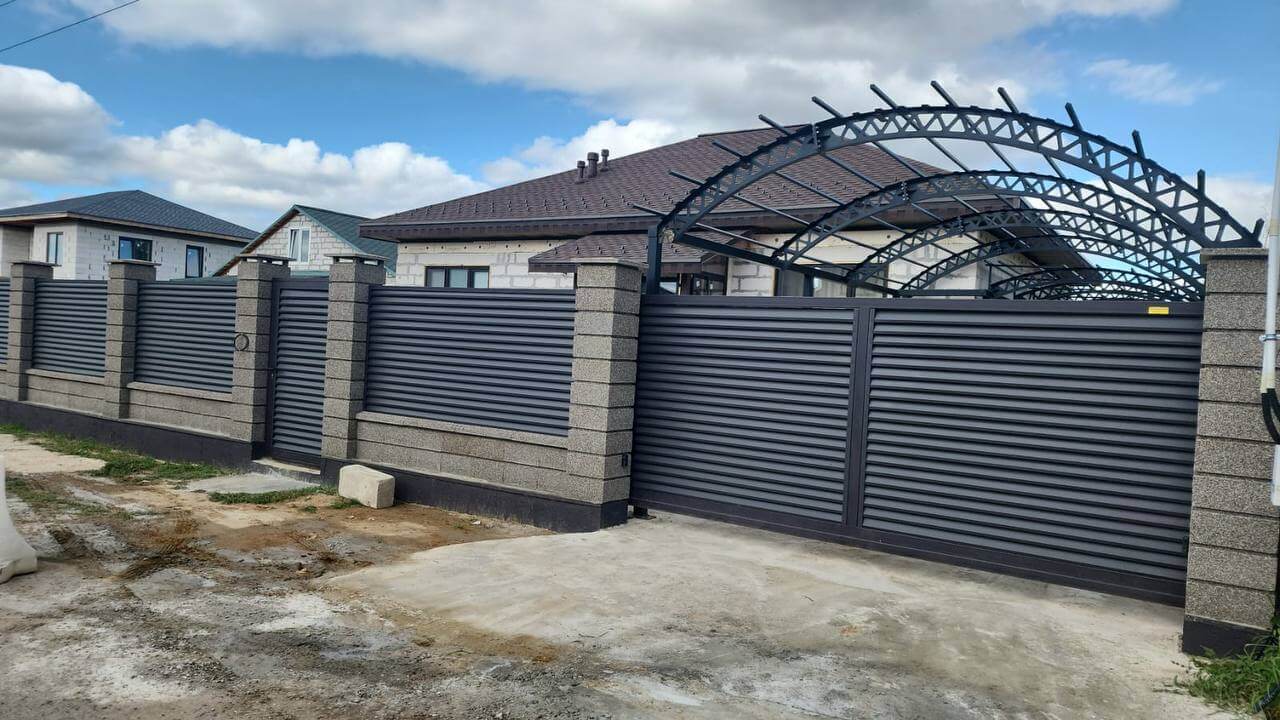 Забор-жалюзи из ламелей Реснички 27м RAL8019/8019 Темный Шоколад двусторонний МАТТЕ фото 2 в Реутове