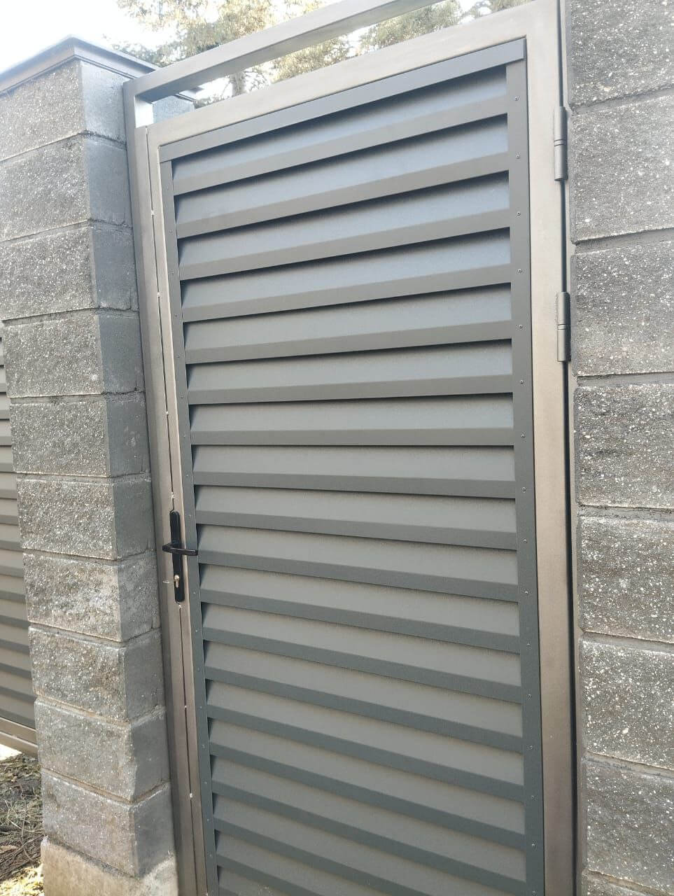 Откатные ворота с калиткой из ламелей Реснички RAL7024/7024 Серый Графит двусторонний МАТТЕ фото 2 в Реутове