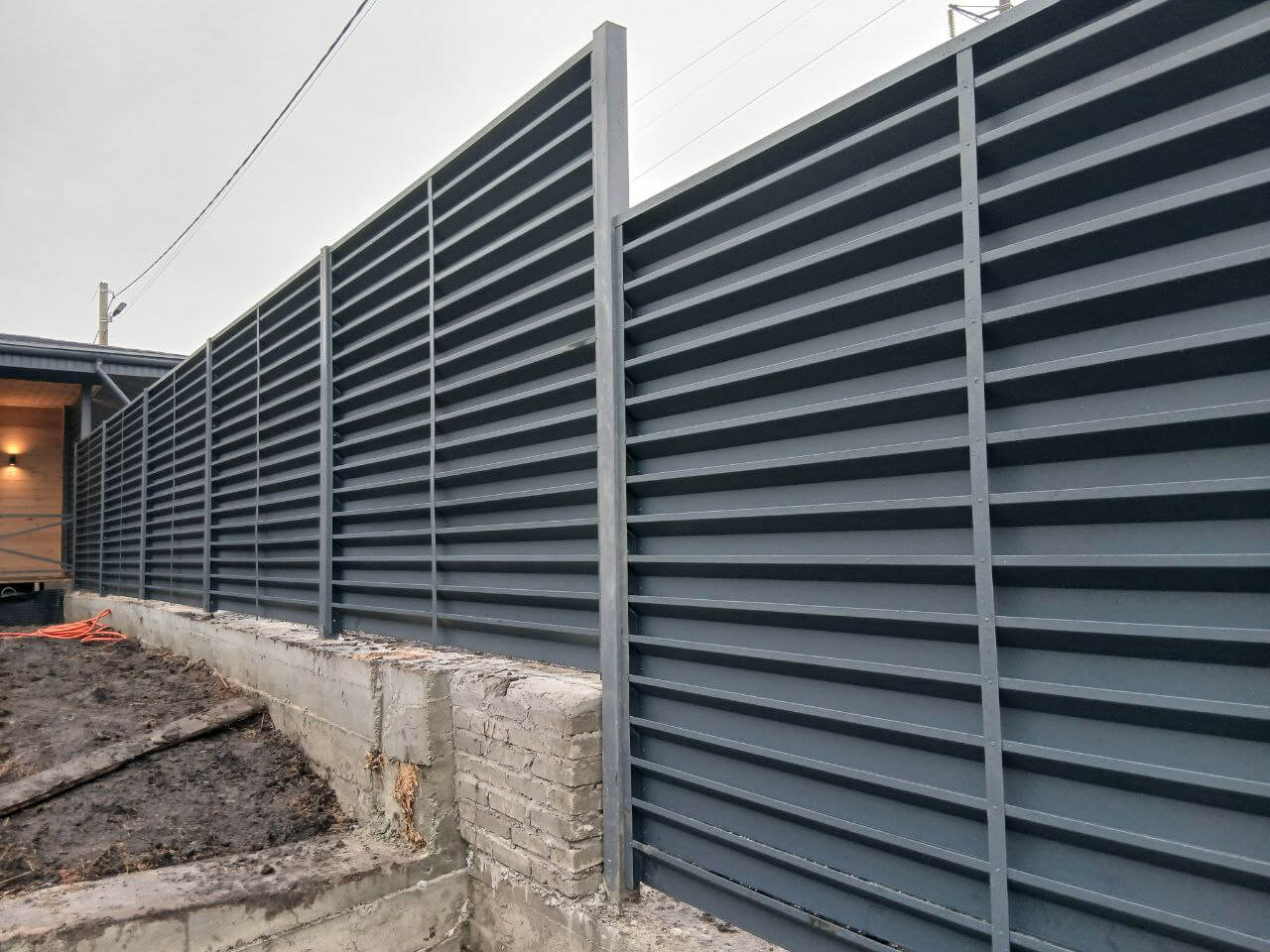 Забор-жалюзи из ламелей Хай-Тек 37м RAL7024/7024 Серый Графит двусторонний МАТТЕ фото 6 в Реутове