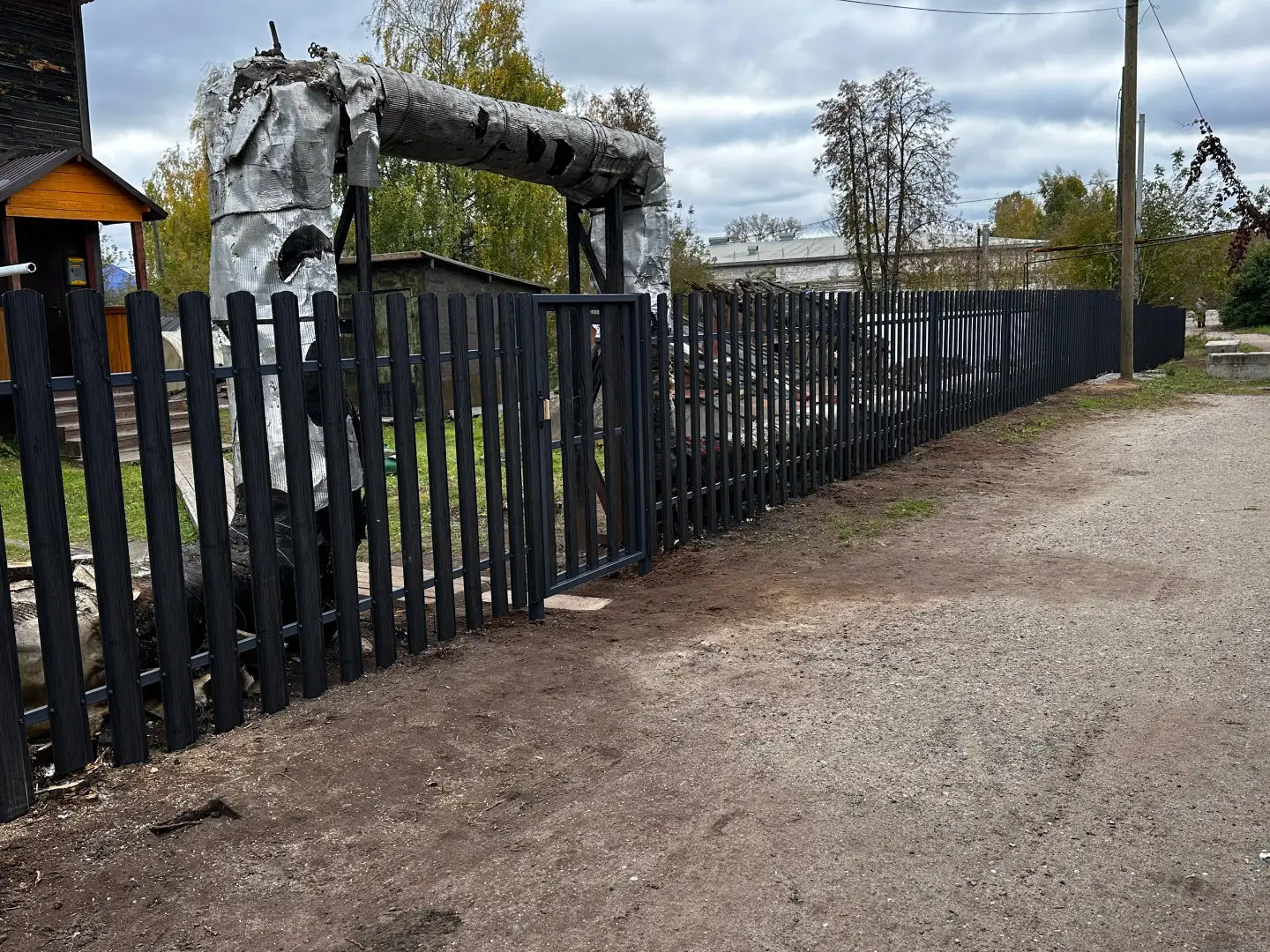 Забор из евроштакетника 63м Черное Дерево 3D Принтек фото 5 в Реутове