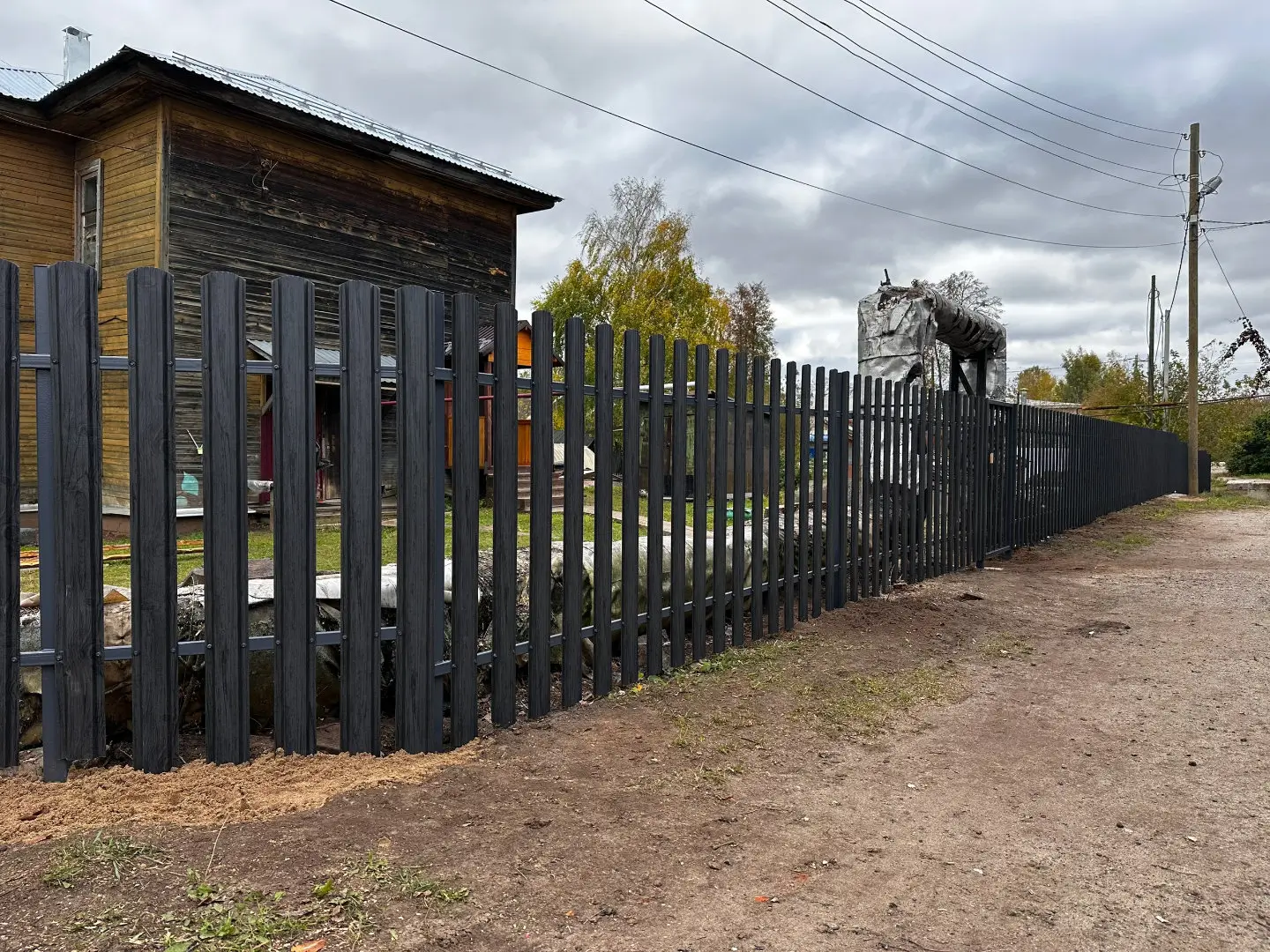 Забор из евроштакетника 63м Черное Дерево 3D Принтек фото 1 в Реутове