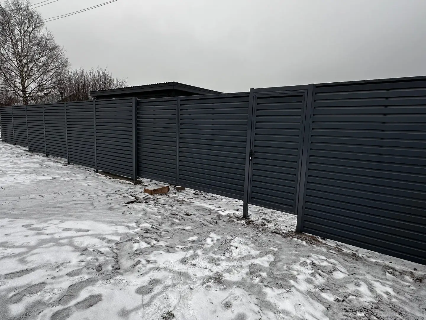 Забор-жалюзи из ламелей Хай-Тек 20м RAL7024/7024 Серый Графит двусторонний МАТТЕ фото 4 в Реутове