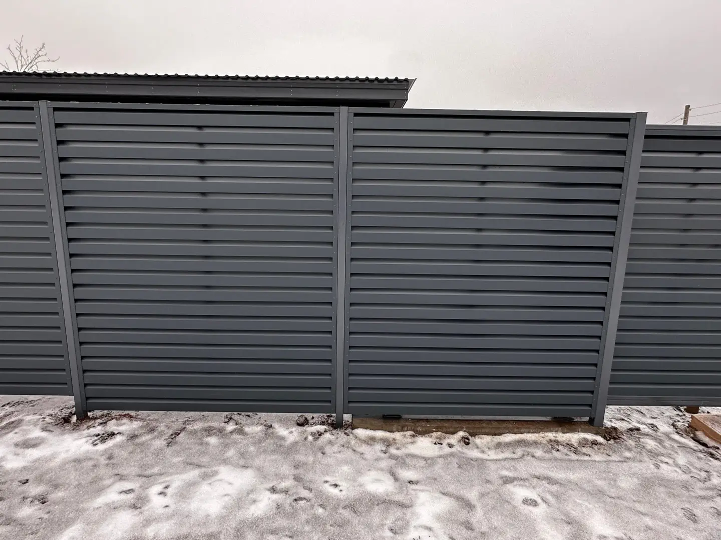 Забор-жалюзи из ламелей Хай-Тек 20м RAL7024/7024 Серый Графит двусторонний МАТТЕ фото 2 в Реутове