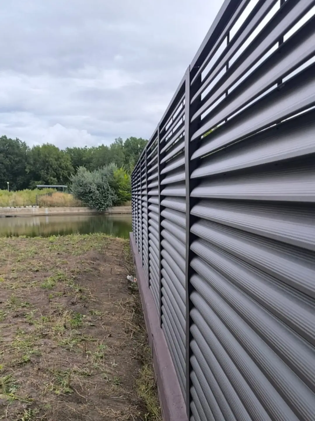 Забор-жалюзи из ламелей еврожалюзи 86м RAL8019/8019 Темный Шоколад двусторонний МАТТЕ фото 7 в Реутове