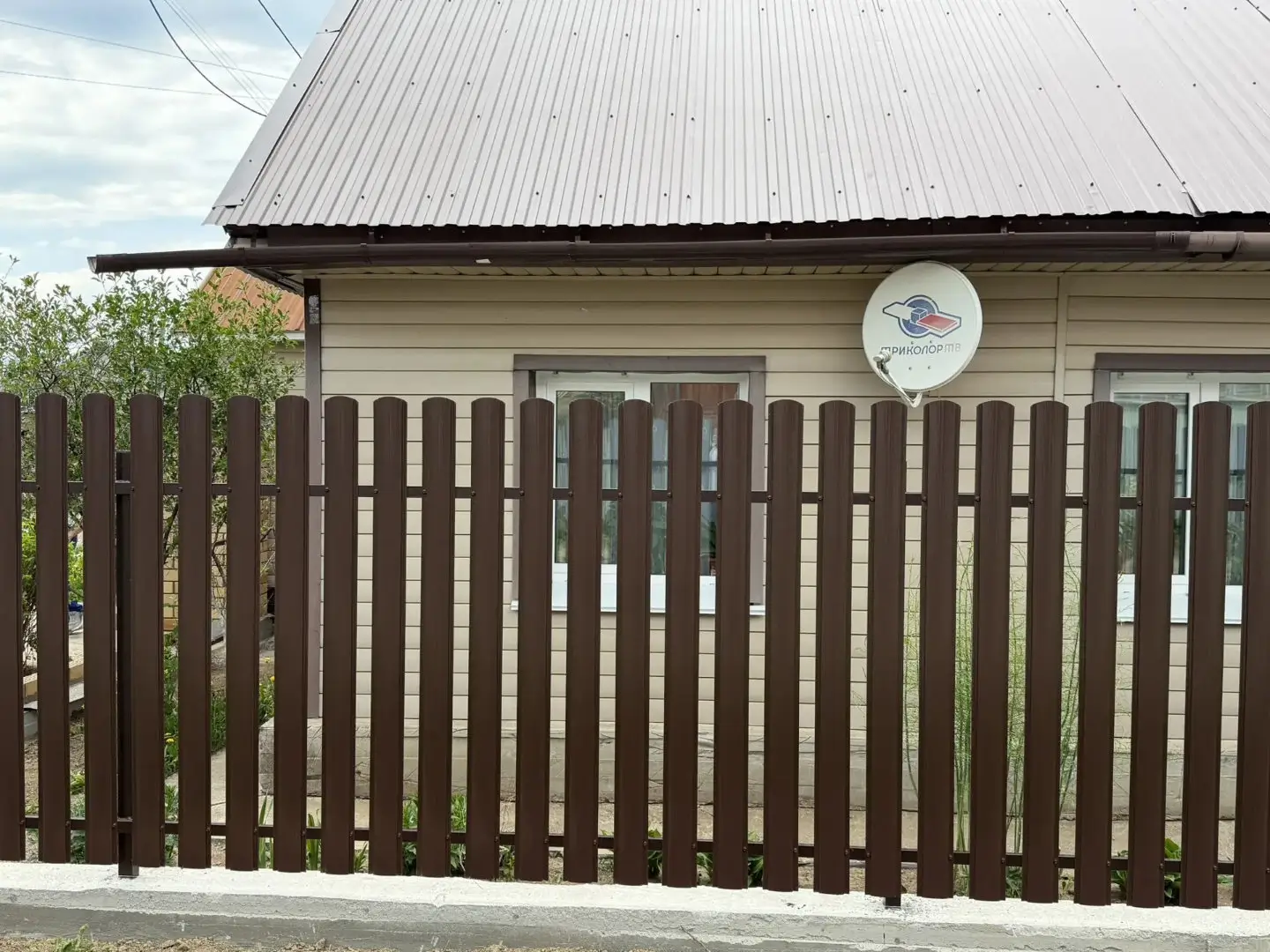 Комбинированный забор из ламелей ЭКО-Z-US и евроштакетника 18м RAL8017 Шоколад МАТТЕ, Полиэстер фото 3 в Реутове